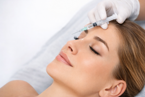 La rinomodelación es un tratamiento de medicina estética orientado a modificar la forma de la nariz sin recurrir a cirugía.
Esta alternativa resulta ideal para pacientes que desean evitar el quirófano y la recuperación de una rinoplastia, siempre que el objetivo sea corregir pequeñas imperfecciones y mejorar el aspecto del rostro de forma armónica.
En la práctica clínica, suele plantearse mediante relleno con ácido hialurónico (aplicado en consulta por un profesional médico) para corregir determinadas imperfecciones y armonizar el rostro, buscando un resultado natural.
Retoca tu nariz sin cirugía en Valladolid
En Clínica Europa, realizamos diferentes tratamientos estéticos como la revitalización facial o la mesoterapia para mejorar tu apariencia física de una forma natural y sin complicaciones.
Previo a la realización del tratamiento realizamos siempre una valoración personalizada del paciente, mediante una primera cita gratuita, para estudiar el caso, resolver dudas y explicar, en este caso, qué mejora es posible en la zona nasal y qué expectativas son realistas.
Nuestra clínica de estética en Valladolid está ubicada en la calle San Ildefonso, 13. Si te orientas por puntos conocidos de la ciudad como la Plaza Mayor, te será sencillo ubicar la zona en el mapa de Valladolid.
¿Qué se puede mejorar con una rinomodelación?
Aunque cada nariz requiere un plan específico, en una rinomodelación se suele valorar:

Disimular pequeñas irregularidades del perfil para mejorar el aspecto general.
Definir la punta o suavizar transiciones para una imagen más equilibrada.
Aportar un efecto de armonización facial cuando el cambio en la nariz mejora la percepción del conjunto del rostro.

Duración y resultados
En tratamientos con ácido hialurónico, la durabilidad depende del tipo empleado: por ejemplo, el ácido hialurónico reticulado es más denso y tiene una duración aproximada de 6 a 9 meses.
Tras la primera consulta, el equipo médico te indicará los pasos a seguir y el tipo de tratamiento más adecuado para tu caso, con el objetivo de lograr resultados que puedas apreciar de forma clara.
Con amplia experiencia en el sector de la medicina estética trabajamos para lograr los mejores resultados y que te sientas satisfecho con tu cuerpo y con tu rostro.
 ¿Quieres mejorar el aspecto de tu nariz sin cirugía?
¡Armoniza tu rostro con nuestra rinomodelación!
 Pide cita